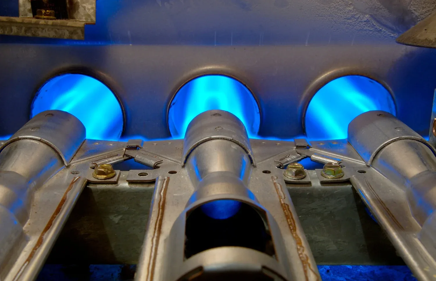 Gas-fired burner system heating a steel mill ladle